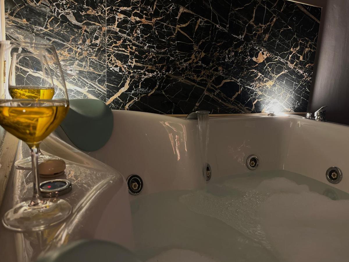 Wineexperience- Wine&Jacuzzi Suite Lecce Exterior foto